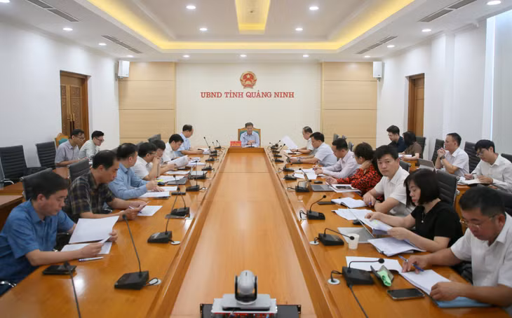 Đồng chí Bùi Văn Khắng, Phó Chủ tịch UBND tỉnh, chủ trì cuộc họp về nhiệm vụ thu - chi ngân sách nhà nước những tháng cuối năm.