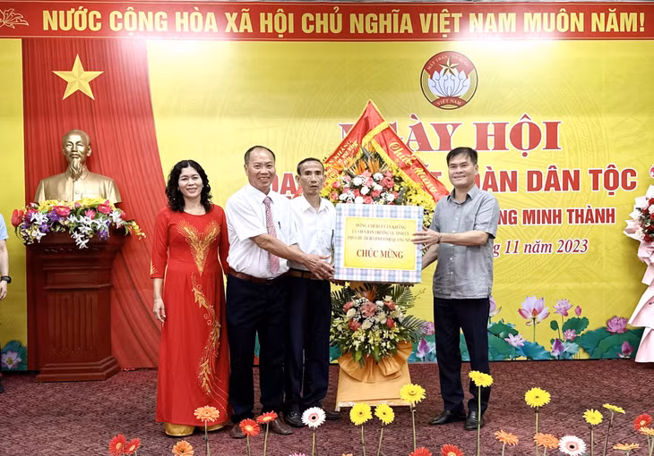 Đồng chí Bùi Văn Khắng, Ủy viên Ban Thường vụ Tỉnh ủy, Phó Chủ tịch UBND tỉnh tặng hoa, quà chúc mừng cán bộ và nhân dân khu Lâm Sinh 2, phường Minh Thành.