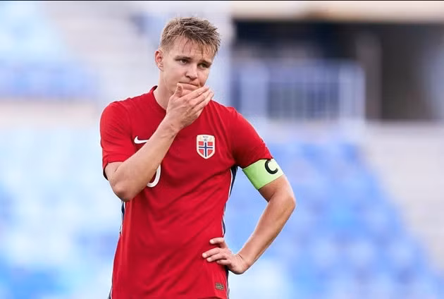 Martin Odegaard chung cảnh ngồi nhà với Erling Haaland.