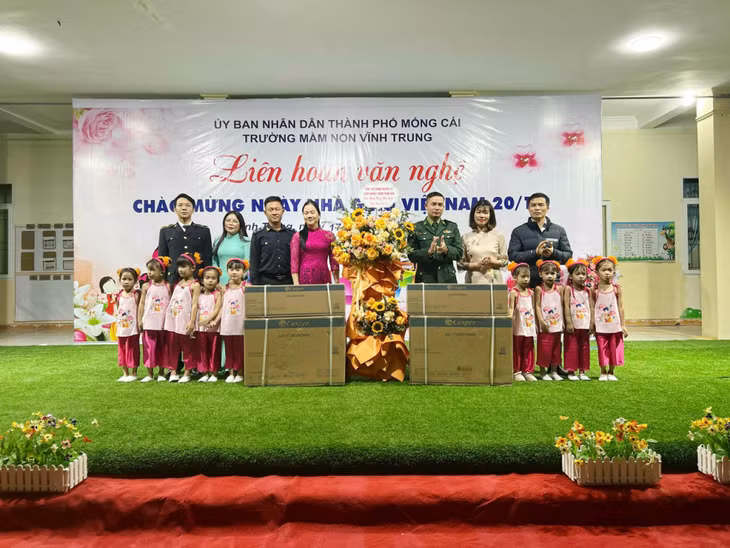 Khối các cơ quan quản lý cửa khẩu cảng Vạn Gia tặng 2 bộ điều hòa cho Trường Mầm non Vĩnh Trung, (Ảnh do đơn vị cung cấp)