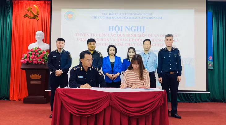 Chi cục Hải quan cửa khẩu cảng Hòn Gai và các doanh nghiệp trong KCN, KKT ký cam kết sử dụng tiền chất hoặc hỗn hợp hóa chất có thành phần là tiền chất xuất nhập khẩu.