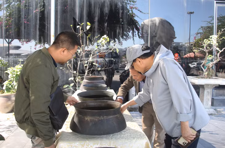 Phiên chợ ký ức xưa trở thành nơi gặp gỡ, giao lưu của những người yêu thích, đam mê sưu tập đồ cũ.