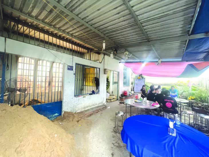 Căn nhà tuềnh toàng nơi gia đình bà Mùi sinh sống.