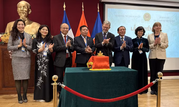Một số đại biểu dự Lễ chuyển giao ấn vàng "Hoàng đế chi bảo". Ông Nguyễn Văn Hùng - Bộ trưởng Văn hóa, Thể thao và Du lịch - đứng thứ ba từ phải sang, bà Lê Thị Thu Hiền - Cục trưởng Di sản Văn hóa (trái). Ảnh: Cục Di sản văn hóa