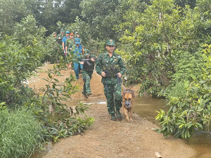 Cán bộ, chiến sĩ Đồn Biên phòng Quảng Đức phối hợp lực lượng cơ quan chính quyền địa phương tuần tra khu vực biên giới xã Quảng Đức (huyện Hải Hà). Ảnh: Đồn Biên phòng Quảng Đức cung cấp