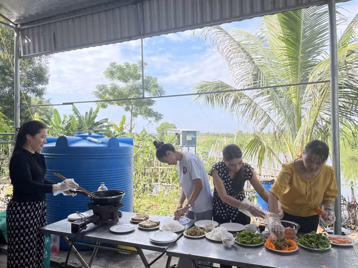 Phụ nữ phường Hà An (TX Quảng Yên) tham gia lớp học nấu ăn - một trong những hoạt động chính của mô hình về phòng, chống bạo lực trên cơ sở giới tại địa phương.