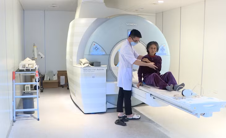 Bệnh nhân sau khi được cấp cứu, điều trị đột quỵ nhồi máu não thành công tái khám tại Bệnh viện Đa khoa tỉnh.