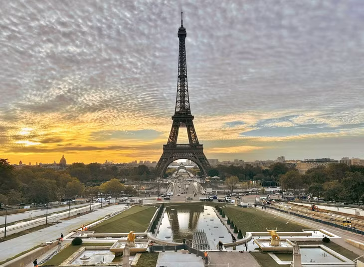 Tháp Eiffel từ 18:00 hoặc 19:00 đến 00:00 đêm, mỗi một tiếng sẽ có màn trình diễn ánh sáng lung linh đúng 5 phút. Đặc biệt, đoạn đường từ cầu Pon D’Lena qua tháp có thể chụp rõ cả tháp ở giữa đường. Ảnh: Nguyễn Quốc Thái