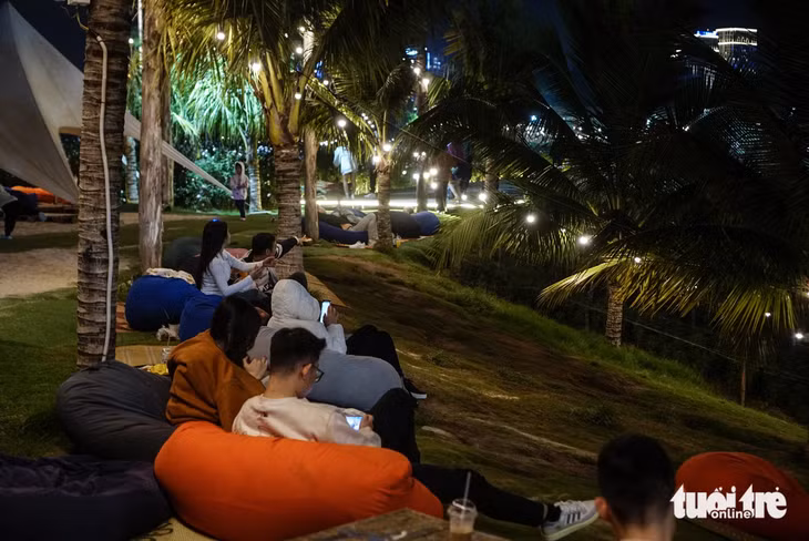 Bạn nên mang theo chăn ấm khi đến quán vào mùa đông - Ảnh: NGUYỄN HIỀN