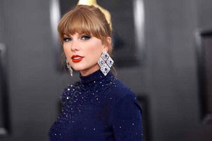 Taylor Swift thu âm lại các ca khúc.