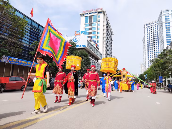 Một số lễ hội đã trở thành thương hiệu và sản phẩm du lịch đặc trưng của Quảng Ninh. Ảnh: Lễ hội Đền Đức Ông Trần Quốc Nghiễn năm 2023 thu hút đông đảo du khách thập phương