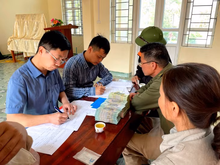 Hội Nông dân huyện Đầm Hà tổ chức giải ngân vốn cho người dân.