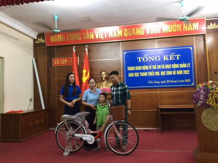 Bà Nguyễn Vân Khánh (giữa) trao tặng xe đạp cho trẻ em có hoàn cảnh khó khăn, tháng 8/2022. (Ảnh nhân vật cung cấp)