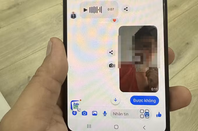 Nhóm lừa đảo yêu cầu anh Hà tự quay video để "dễ xét duyệt hồ sơ". Ảnh: Quốc Thắng