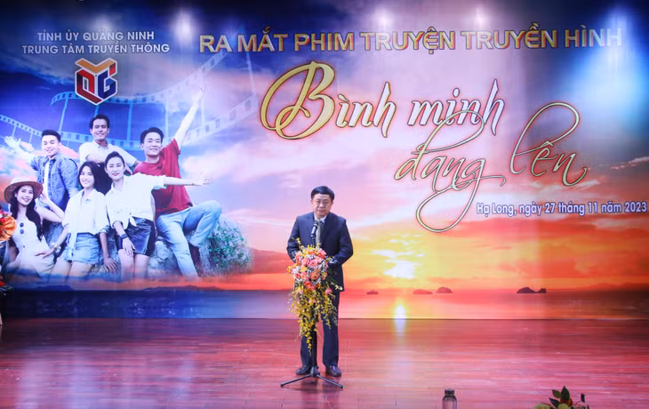 Đồng chí Mai Vũ Tuấn, Giám đốc Trung tâm Truyền thông tỉnh Quảng Ninh phát biểu tại buổi ra mắt bộ phim "Bình minh đang lên".