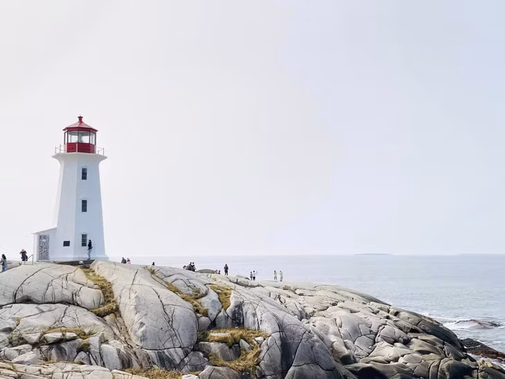 Ngọn hải đăng ở mũi đất Peggy – cách thành phố Halifax – thủ phủ của Nova Scotia hơn 40km về hướng Tây nam là điểm đến nổi bật, thu hút du khách đến check-in. Ảnh: Cao Việt Cường Cavicu
