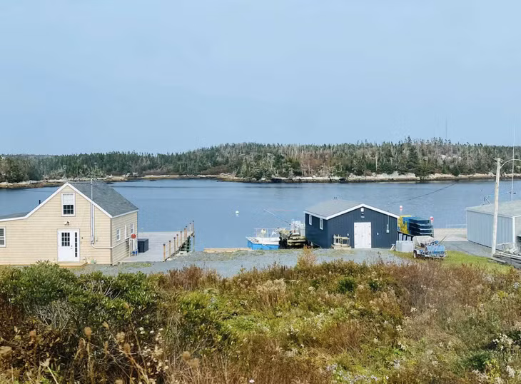Khung cảnh yên bình tại làng Peggy’s Cove vào những ngày mùa Thu. Tại đây, du khách có thể đi bộ và ngắm nhìn khung cảnh của vùng đất miền Đông “xứ sở lá phong”. Ảnh: Cao Việt Cường Cavicu