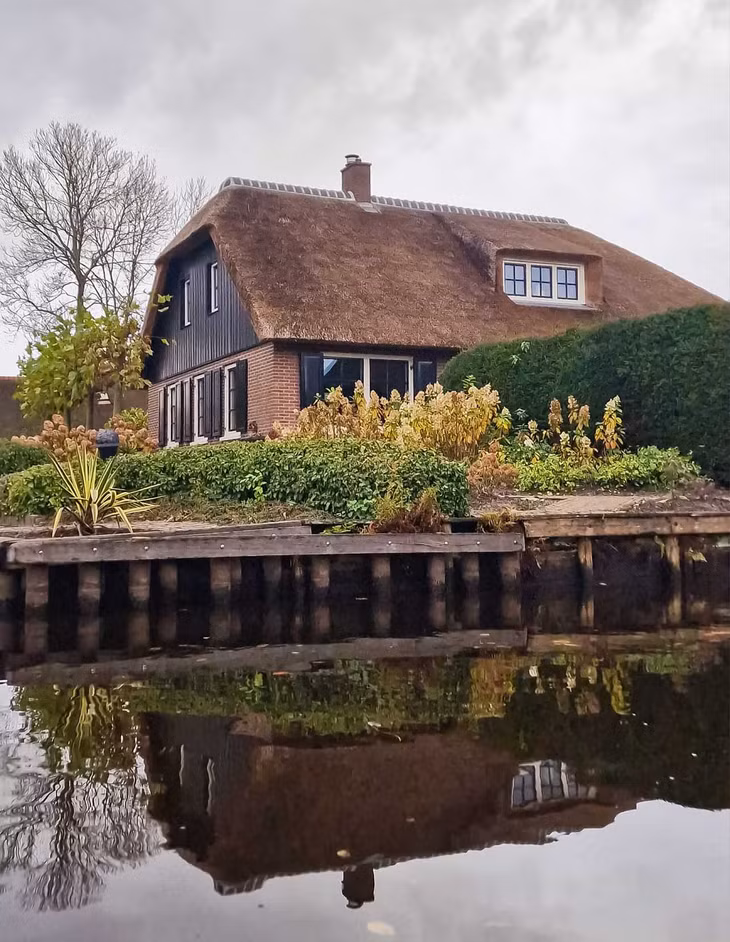 Được biết, làng Giethoorn được xây dựng từ thế kỷ thứ 13. Khi đang làm việc trên những cánh đồng, cư dân đã vô tình phát hiện nhiều sừng dê bị vùi lấp trong lòng đất. Số sừng này được dự đoán là những gì còn sót lại trong trận lụt năm 1170. Vì vậy, ngôi làng được đặt tên là “Geytenhoren”, với ý nghĩa nơi khai quật sừng dê và được rút gọn là Giethoorn. Ảnh: Nguyễn Tất Thịnh