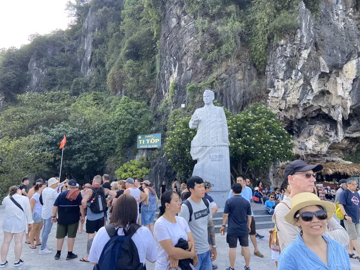 Du khách tham quan đảo Ti-Tốp trên Vịnh Hạ Long.