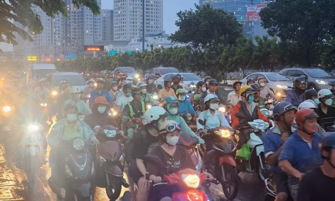 Tai nạn khiến giao thông qua khu vực ùn tắc kéo dài trong một giờ. Ảnh: Đình Văn