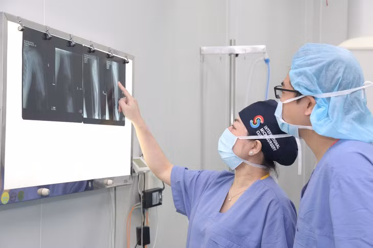 Các bác sĩ trong tua trực cấp cứu cùng hội chẩn, đánh giá chấn thương của bệnh nhân N.K.H. trước khi phẫu thuật - Ảnh: BVCC