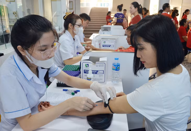 Thành viên CLB Ngân hàng máu sống 24h đăng ký tham gia hiến máu tình nguyện tại Điểm hiến máu chữ thập đỏ ở Bệnh viện Bãi Cháy, cuối tháng 9/2023.