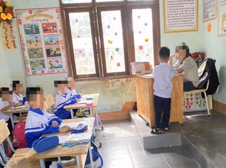 Nữ sinh Đ.H.T.V, con gái của cô giáo H.T.C (giáo viên chủ nhiệm lớp 1A), được cho là "đứng lớp" thay mẹ.