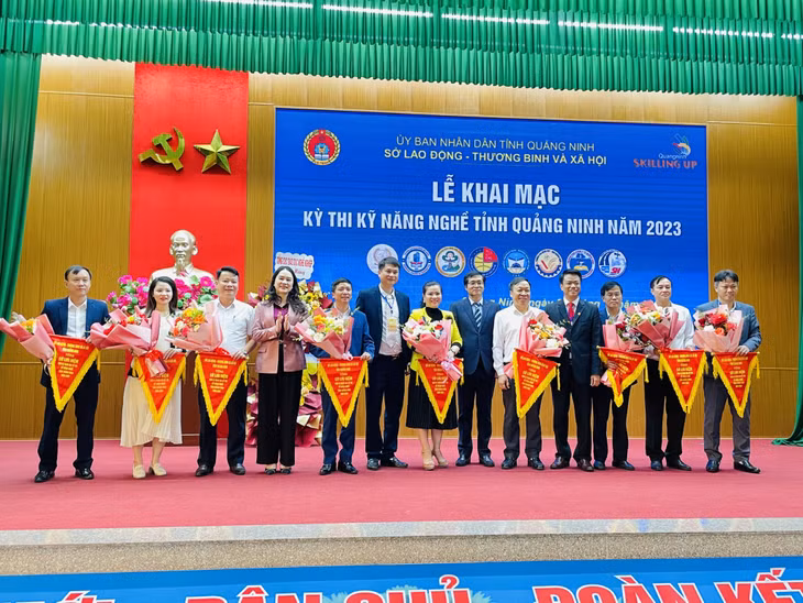 Ban Tổ chức trao cờ lưu niệm cho các trường có thí sinh tham dự Kỳ thi kỹ năng nghề tỉnh Quảng Ninh năm 2023.