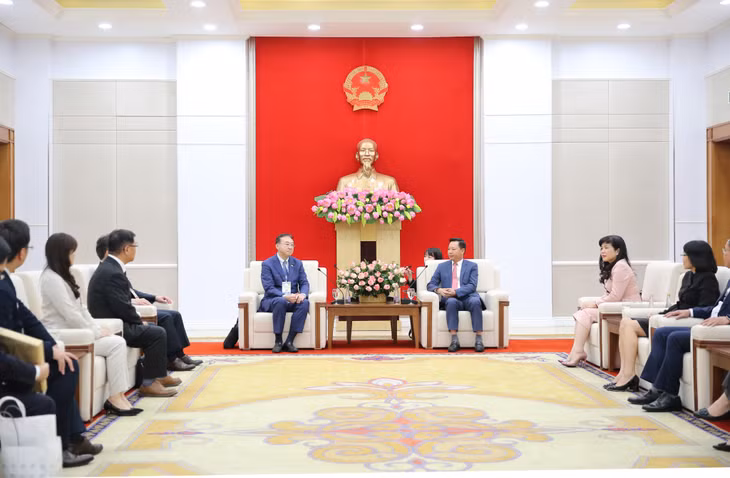 Đồng chí Lê Văn Ánh, Phó Chủ tịch HĐND tỉnh đón tiếp Chủ tịch Liên minh Nghị sỹ Hữu nghị Nhật – Việt tỉnh Hokkaido và đoàn đại biểu Liên minh Nghị sĩ Hữu nghị tỉnh Hokkaido.