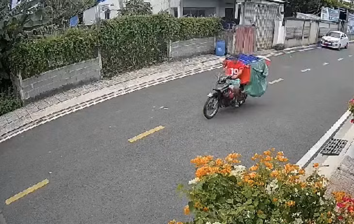 Camera ghi lại cảnh kẻ trộm đã lấy xe và hàng của nam Shipper. Ảnh: Cắt từ clip