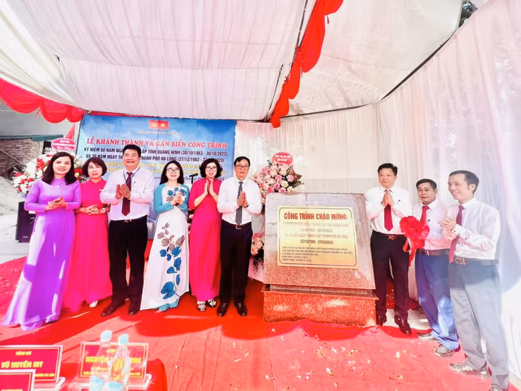 Khánh thành và gắn biển công trình chào mừng kỷ niệm 60 năm Ngày thành lập tỉnh Quảng Ninh, 30 năm Ngày thành lập TP Hạ Long đối với Dự án cải tạo, nâng cấp tuyến đường giao thông khu vực đồi cao văn hóa khu phố 3, phường Hà Lầm, TP Hạ Long.