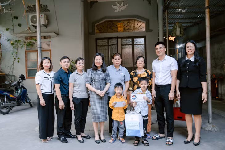 Hội LHPN tỉnh phối hợp với Hội LHPN TP Uông Bí trao học bổng của Chương trình Mottainai cho em Nguyễn Mạc Nghĩa (áo vàng), phường Phương Đông, TP Uông Bí, có mẹ mất vì tai nạn giao thông, đang ở với bà ngoại, hoàn cảnh gia đình khó khăn. Ảnh: Hội LHPN tỉnh cung cấp