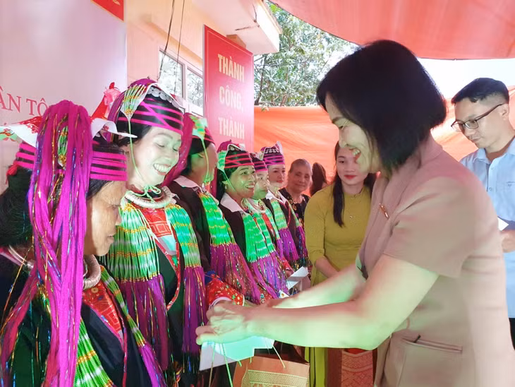 Đồng chí Trần Thị Kim Nhung, Uỷ viên Thường trực Uỷ ban Pháp luật Quốc hội tặng quà cho những hộ dân có hoàn cảnh khó khăn ở bản Kháy Phầu.