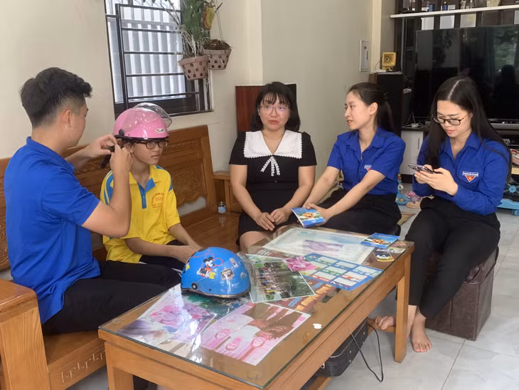 ĐVTN phường Cẩm Trung (TP Cẩm Phả) tuyên truyền Luật giao thông cho người dân.