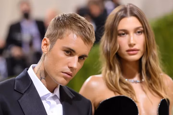 Hailey Bieber nói chán ngấy trước những tin đồn mang thai.