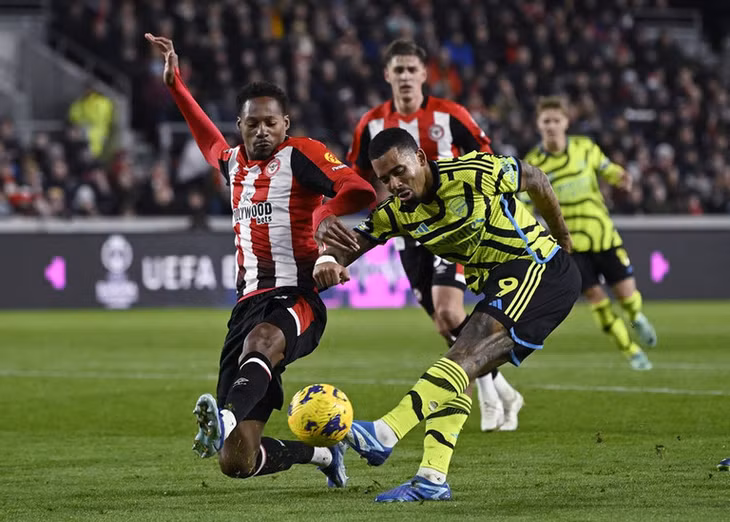 Gabriel Jesus không thể ghi bàn trước Brentford, anh bị thay ra nhường chỗ cho Eddie Nketiah ở phút 66