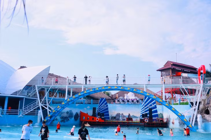 Cầu kính-một trong những hạng mục vui chơi tại Quảng Ninh Gate.
