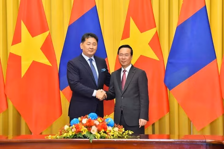 Chủ tịch nước Võ Văn Thưởng và Tổng thống Mông Cổ Ukhnaagiin Khurelsukh chụp ảnh chung tại buổi hội đàm.