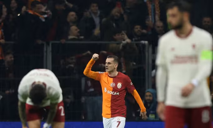 Cầu thủ Man Utd cúi đầu sau khi tiền vệ Kerem Akturkoglu ghi bàn ấn định tỷ số hòa 3-3 cho Galatasaray trước Man Utd, trên sân Rams Park, thành phố Istanbul, Thổ Nhĩ Kì, bảng A Champions League tối 29/11/2023. Ảnh: Reuters