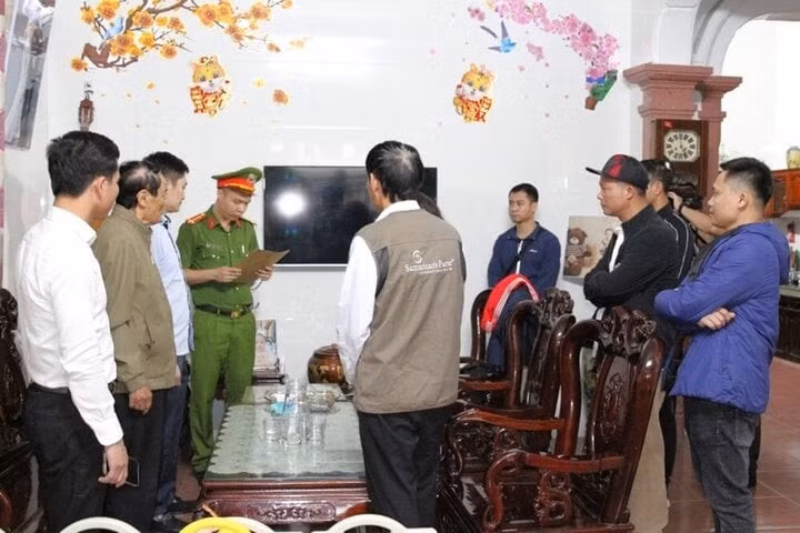 Cơ quan Cảnh sát điều tra Công an tỉnh Nghệ An đọc lệnh khám xét nhà Nguyễn Tuấn Anh