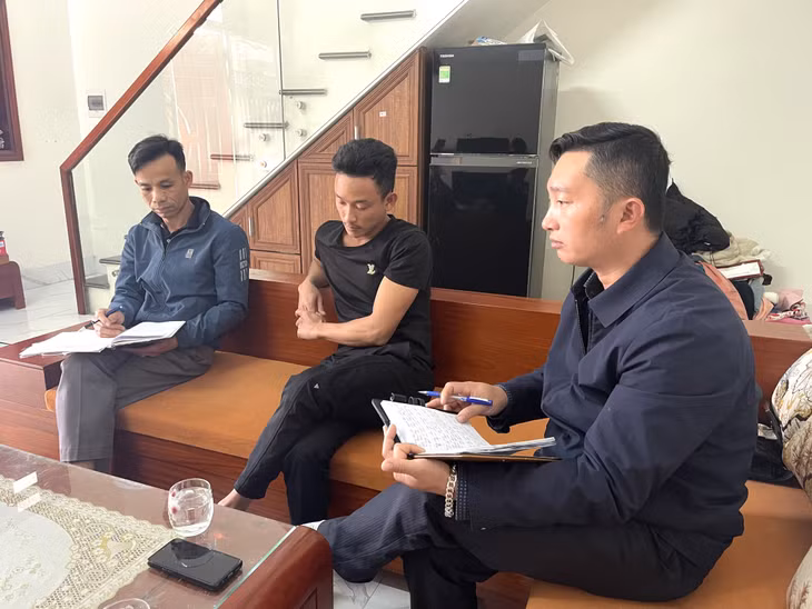 Cán bộ phường Hoàng Tân, TX Quảng Yên tuyên truyền người dân chuyển đổi phao xốp sang vật liệu nổi hợp chuẩn, hợp quy trong nuôi trồng thủy sản.