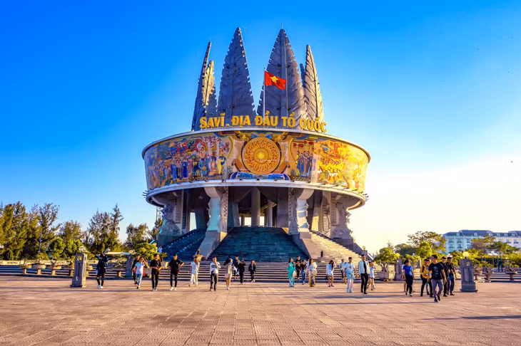 Du khách tham quan cụm công trình Sa Vĩ (TP Móng Cái) (4-2023). Ảnh: Đỗ Phương