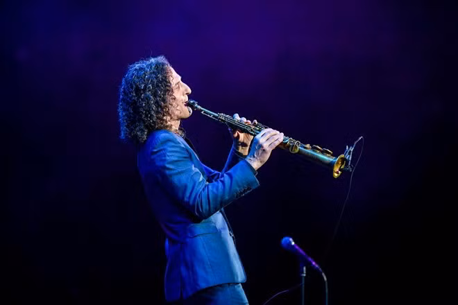 Kenny G mang những giai điệu bất hủ dành tặng khán giả Thủ đô bằng chiếc kèn saxophone huyền thoại của mình. Ảnh: Ban tổ chức