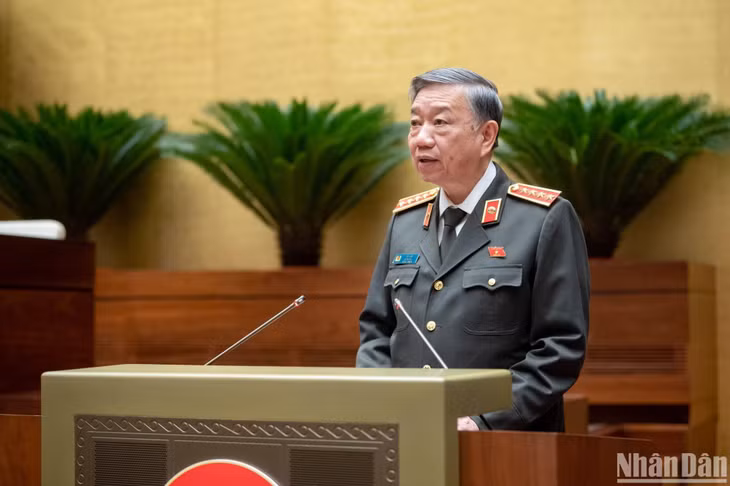 Bộ trưởng Công an Tô Lâm giải trình, làm rõ một số vấn đề đại biểu Quốc hội nêu trong phiên thảo luận về dự án Luật Căn cước ngày 25/10. (Ảnh: DUY LINH)