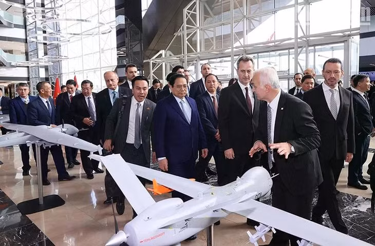 Thủ tướng Phạm Minh Chính thăm Tập đoàn Công nghiệp Hàng không Vũ trụ Thổ Nhĩ Kỳ và nghe giới thiệu về các mô hình sản phẩm của tập đoàn.