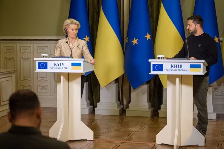 Tổng thống Ukraine Zelensky (phải) và Chủ tịch Ủy ban châu Âu Leyen. Ảnh: Reuters