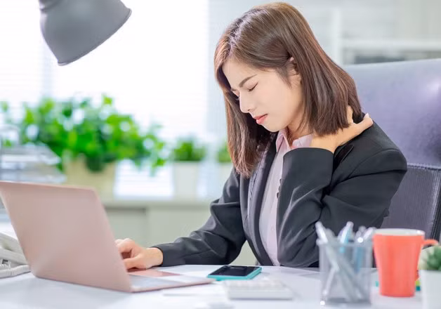 Nhân viên văn phòng dễ mắc thoái hoá đốt sống cổ.