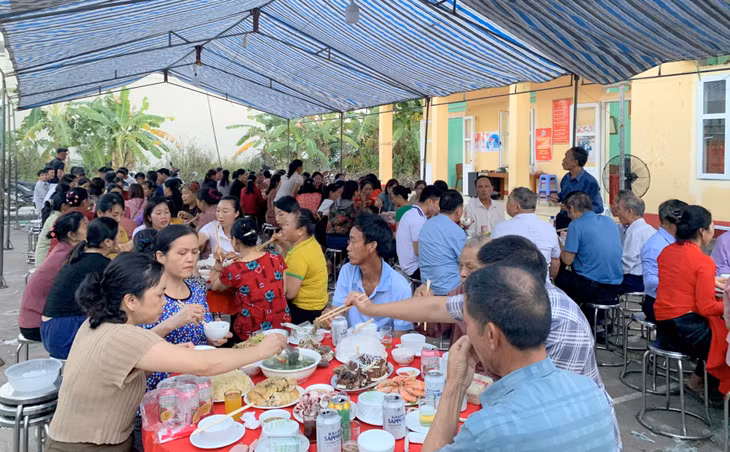 Ngày hội Đại đoàn kết toàn dân tộc khép lại trong không khí rộn ràng, vui tươi, chan chứa tình cảm đoàn kết, gắn bó của buổi liên hoan tập thể.