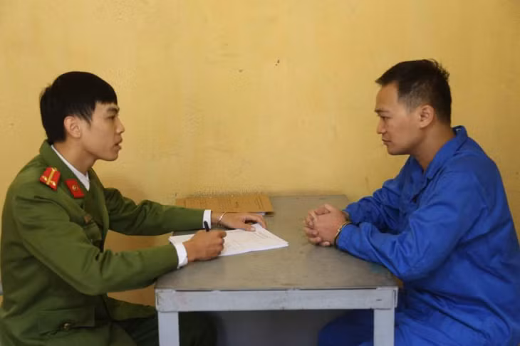 Công an huyện Bình Xuyên lấy lời khai đối tượng Nguyễn Mạnh Đức.