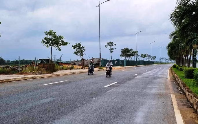 Đi xe máy bị dây điện võng xuống đường cắt ngang cổ, một phụ nữ tử vong - Ảnh 1.